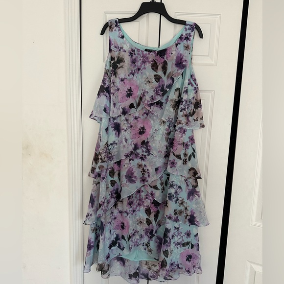 SLNY Dresses & Skirts - Tiered floral dress